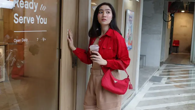 Inspirasi OOTD Imlek Anti-Mainstream Pakai Sneakers. dok. New Balance