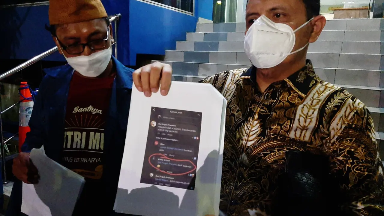 Pegiat media sosial yang juga aktivis Nahdlatul Ulama, M Guntur Romli, mempolisikan seorang Guru besar FMIPA UGM, Prof Karna Wijaya   atas tuduhan pengancaman (Liputan6.com/Ady Anugrahadi)