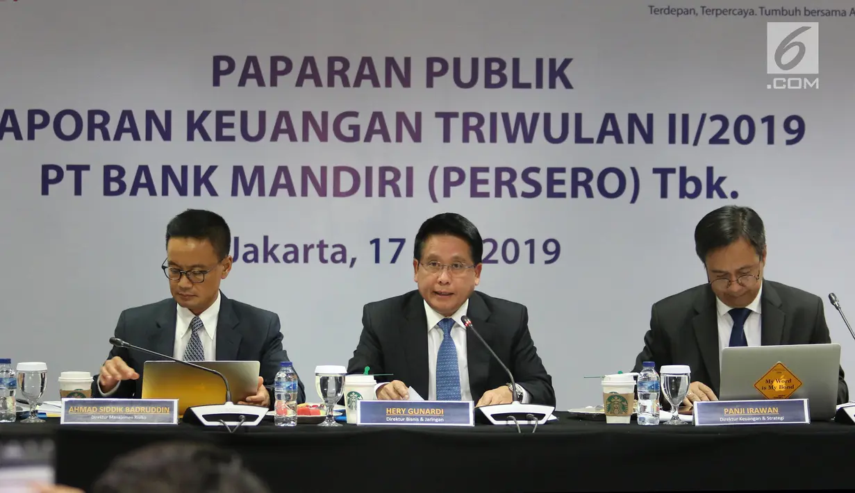 Direktur Bisnis dan Jaringan Hery Gunardi (tengah) saat memaparkan kinerja Bank Mandiri triwulan II-2019 di Jakarta, Rabu (17/7/2019). Pada paruh pertama 2019, Mandiri membukukan laba bersih konsolidasi Rp13,5 triliun, naik 11,1% yoy. (Liputan6.com/Angga Yuniar)
