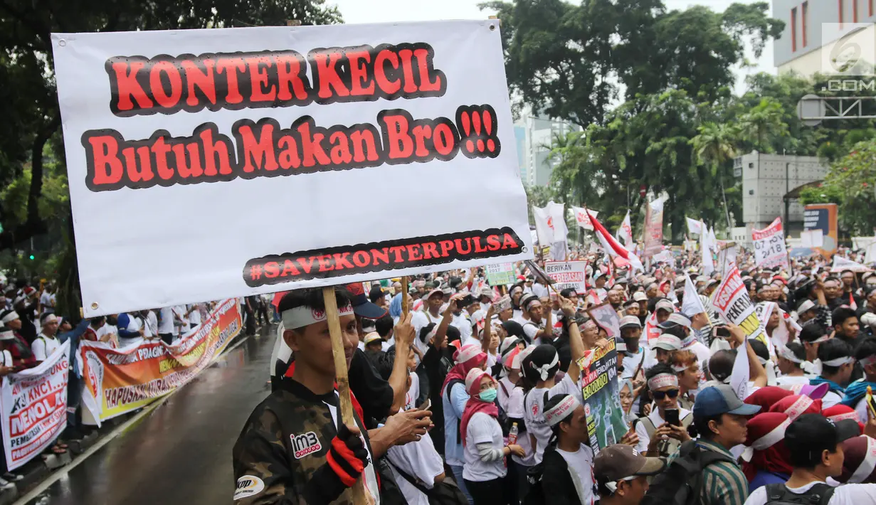 Suasana saat ribuan pedagang pulsa menggeruduk Kantor Kemenkominfo, Jakarta, Senin (2/4). Mereka menuntut Kemenkominfo menghapuskan kebijakan pembatasan penggunaan tiga SIM card untuk satu orang. (Liputan6.com/Arya Manggala)