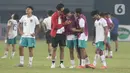 Pelatih Timnas Indonesia U-19 usai melawan Myanmar U-19 pada laga terakhir penyisihan grup A Piala AFF U-19 2022 di Stadion Patriot Candrabhaga, Bekasi, Jawa Barat, Minggu (10/7/2022). Timnas Indonesia U-19 gagal melaju ke semifinal setelah kalah produktivitas gol dengan Thailand dan Vietnam yang bermain imbang 1-1. (Liputan6.com/Helmi Fithriansyah)