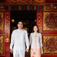 Nong Poy & tunangan Oak Phakwa membagikan foto-foto terbaru dengan vibe prewedding. [@poydtreechada]