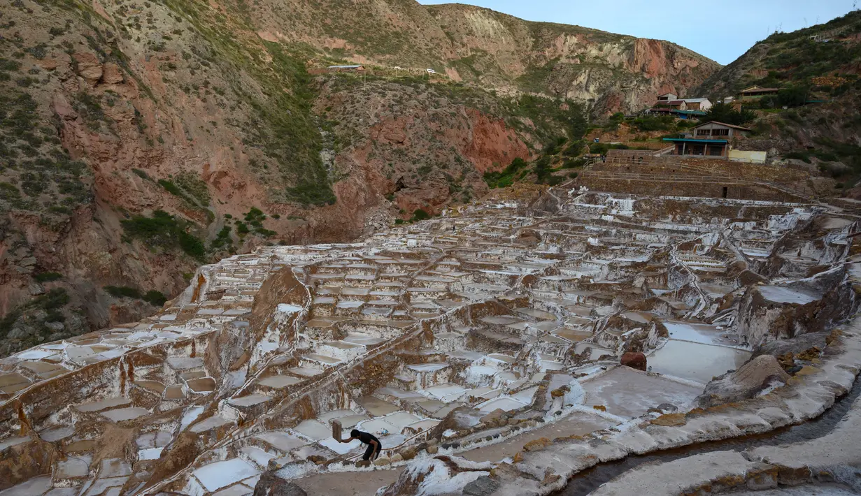Pemandangan tambak garam Maras di Peru, 27 April 2019. Tambak yang pada zaman pra-Inca menjadi sumber garam untuk berbagai keperluan itu kini menjadi salah satu tempat wisata. (Pablo PORCIUNCULA BRUNE/AFP)