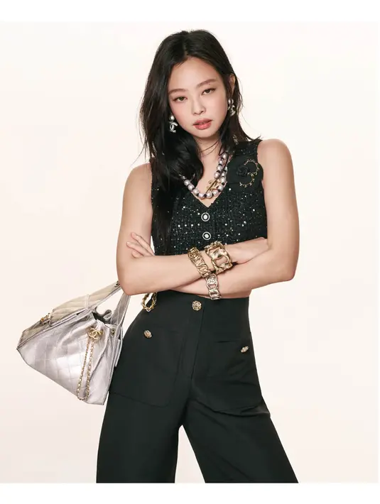 Selain tampil dalam foto kampanye, Jennie juga membintangi film iklan CHANEL 25 yang disutradarai oleh Gordon von Steiner. [Dok/Chanel].