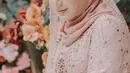 Syaira mengenakan pakaian serba pink dengan atasan kebaya berpayet, lengkap dengan kerudung dan veilnya. @nandito_photography.