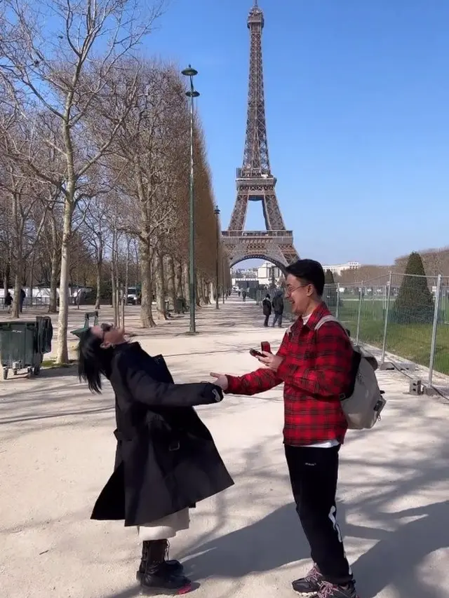 6 Potret Detik-detik Wika Salim Dilamar Kekasih, Romantis di Depan Menara Eiffel
