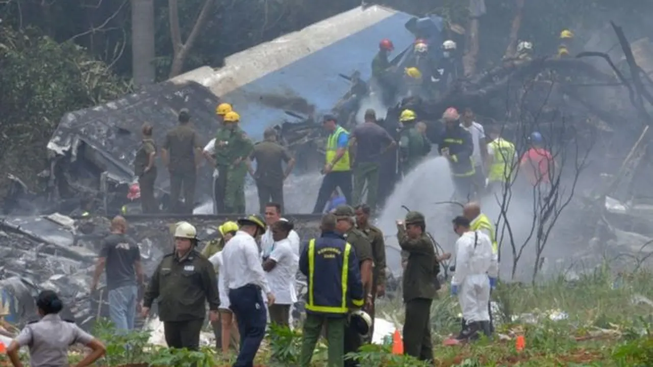 Sebuah pesawat Boeing 737 yang membawa 104 orang jatuh dan meledak di dekat Bandara Internasional Jose Marti di Havana, Kuba.