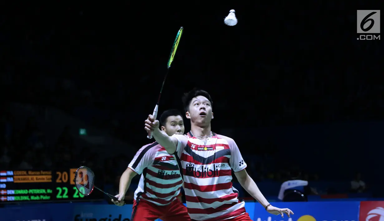 Ganda putra Indonesia, Kevin Sanjaya Sukomuljo/Marcus F Gideon mengembalikan kok ke Mads Conrad Petersen/Mads Pieter Kolding (Denmark) di 8 besar Indonesia Open 2018, Istora GBK, Jumat (6/7). Kevin/Marcus unggul. (Liputan6.com/Helmi Fithriansyah)