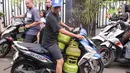 Untuk membeli elpiji 3 kg, masyarakat perlu menunjukkan Nomor Induk Kependudukan (NIK) atau Kartu Tanda Penduduk (KTP). (Magang/Liputan6.com/Muhammad Rizal)