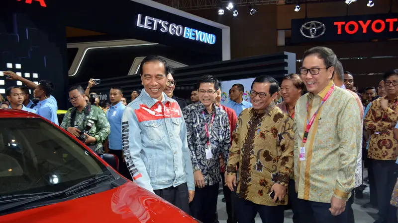 Presiden Jokowi berada di booth Toyota IIMS 2018