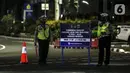 Polisi berjaga saat pemberlakuan pembatasan mobilitas warga guna menekan penyebaran COVID-19 di Jakarta, Selasa (22/6/2021). Pembatasan dilakukan karena meningkatnya jumlah kasus positif COVID 19 di Ibu Kota. (Liputan6.com/Johan Tallo)