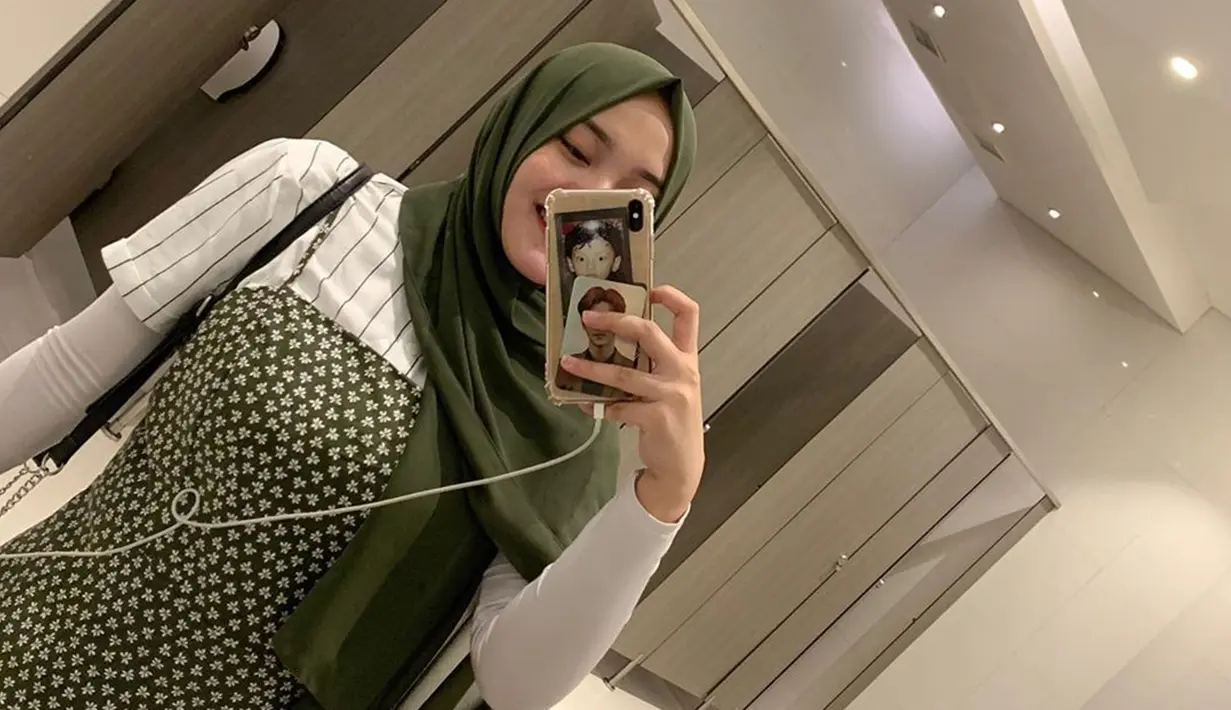 Tak dengan warna netral, Putri Delina bahkan memadukan warna hijau dan putih sebagai pilihan tampilannya ini. Penampilannya tetap manis dan modis meski pakai baju dengan warna cukup terang ini. (Liputan6.com/IG/@putridelinaa)