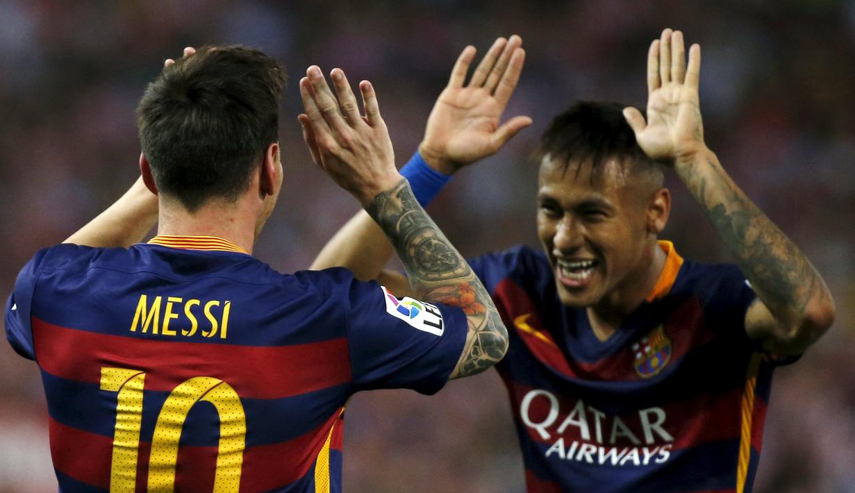 Lionel Messi dan Neymar merayakan kemenangan atas Atletico dalam lanjutan La Liga Spanyol di Stadion Vicente Calderon, Madrid, Spanyol. Sabtu (12/9/2015). (Reuters/Javier Barbancho)