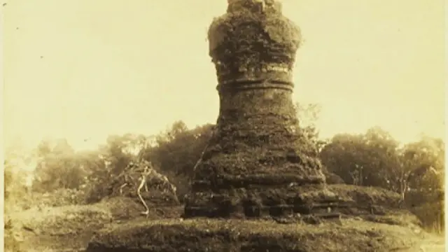 Salah satu bagian Candi Muara Takus ketika pertama kali ditemukan peneliti dari Belanda.