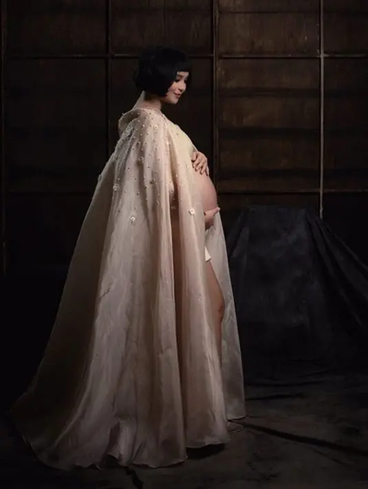 Kabar itu terlihat dari akun instagramnya. Dengan mengunggah beberapa foto kehamilannya, ia juga menuliskan kisah sembilan bulan selama mengandung hingga curiga dengan suaminya. Tulisan itu ditulis secara bersambung. (Instagram/putrititian)