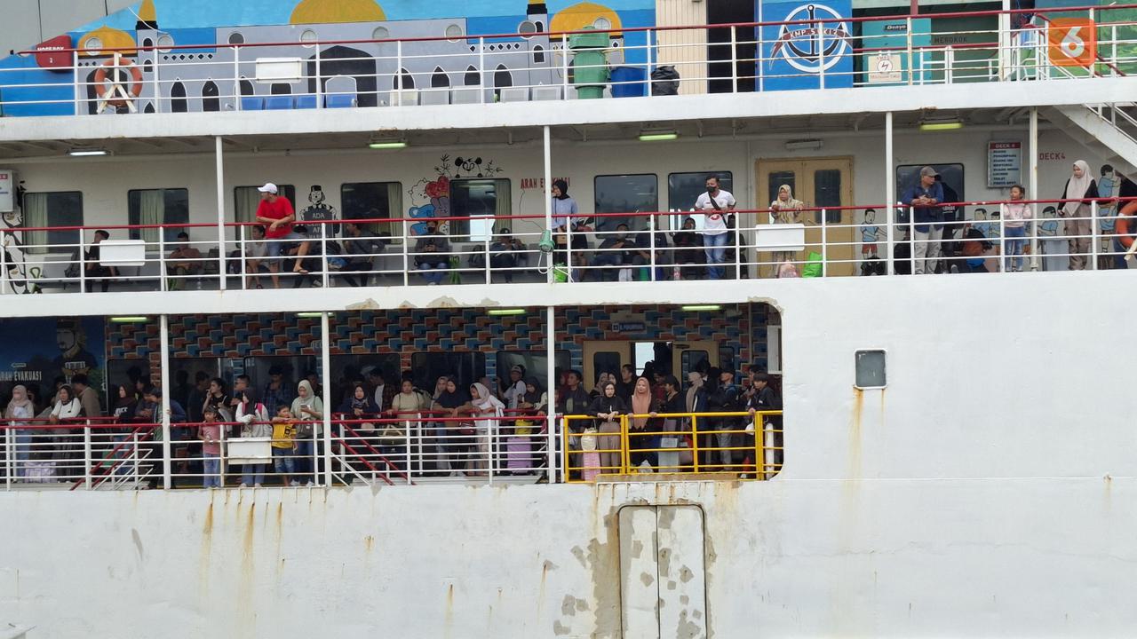 Pemudik pejalan kaki bersiap turun dari kapal yang hendak sandar di Dermaga Reguler 2, Pelabuhan Bakauheni, Lampung Selatan. Foto : (Liputan6.com/Ardi).