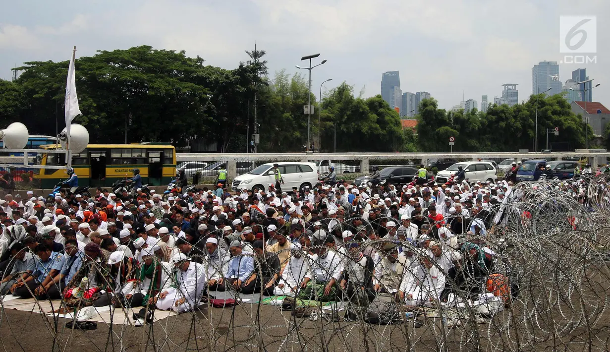 Suasana salat Jumat di depan Gedung MPR/DPR, Jakarta, Jumat (29/9). Aksi  tersebut menolak Peraturan Pemerintah Pengganti Undang-Undang Nomor 2 Tahun 2017 tentang Perppu Ormas. (Liputan6.com/Johan Tallo)