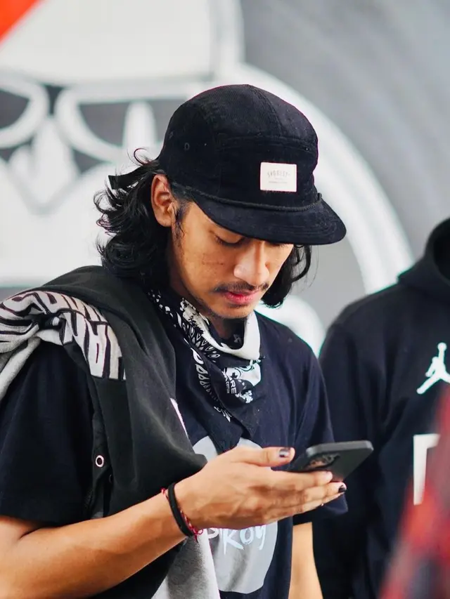Potret 5 Artis Pria saat Tampil Pakai Kuteks, Percaya Diri