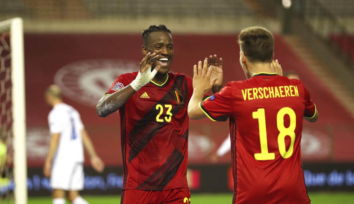 Pemain Belgia, Michy Batshuayi, melakukan selebrasi bersama Yari Verschaeren usai mencetak gol ke gawang Islandia pada laga UEFA Nations League di Stadion King Baudouin, Rabu (9/9/2020). Belgia menang telak dengan skor 5-1. (AP/Francisco Seco)