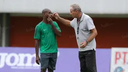 Alfred Riedl dan Boaz Solossa tengah berbincang saat sesi latihan di Stadion Maguwoharjo, Sleman, Jumat (07/10/2016). (Bola.com/Nicklas Hanoatubun)