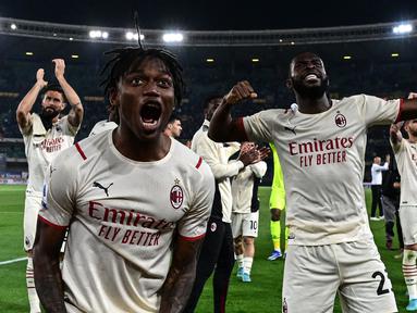 Rafael Leao (kiri) terpilih sebagai pemain terbaik Serie A musim 2021/2022. Pemain asal Portugal ini mencetak 11 gol dan 10 assist dari 34 penampilannya untuk AC Milan sebagai juara liga. Performa gemilanya ini pun membuat harga pasarnya naik sebesar 15 juta euro, atau kini menjadi 50 juta euro. (AFP/Miguel Medina)