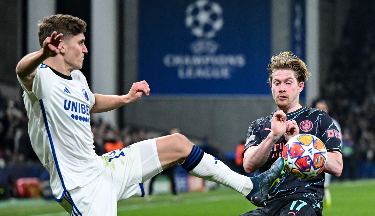 Pemain Manchester City, Kevin De Bruyne (kanan) berebut bola dengan pemain FC Copenhagen, Elias Jelert pada laga 16 besar Liga Champions 2023/2024 di Copenhagen, Denmark, Rabu (14/02/2024) WIB. (AFP/Jonathan Nackstrand)