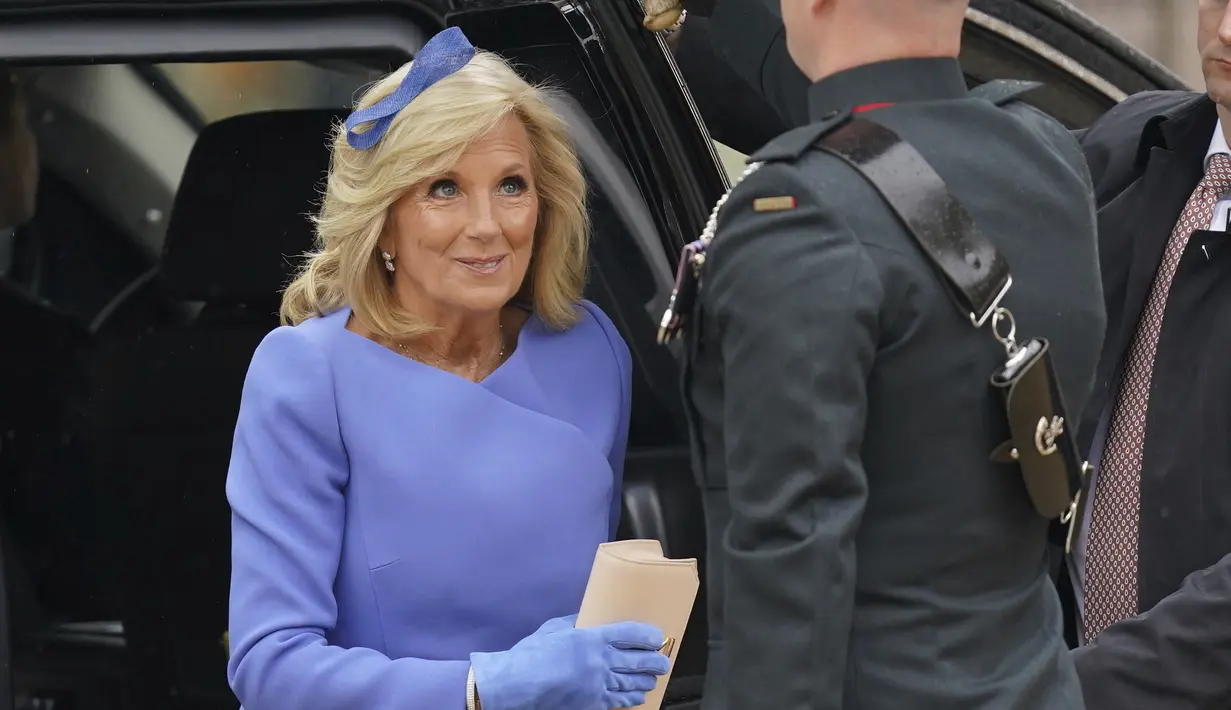 Ibu Negara AS Jill Biden tiba di Westminster Abbey sebelum upacara penobatan Raja Charles III di London, Sabtu (6/5/2023). Joe Biden mengutus istrinya untuk menghadiri penobatan Raja Charles III di mana hal itu  meneruskan tradisi tak ada Presiden AS yang pernah menghadiri penobatan Raja Inggris. (Jacob King/PA via AP)