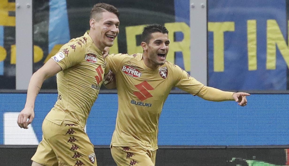 Gelandang Torino, Iago Falque, merayakan gol yang dicetaknya ke gawang Inter Milan pada laga Serie A Italia di Stadion San Siro, Milan, Minggu (5/11/2017). Kedua klub bermain imbang 1-1. (AP/Luca Bruno)