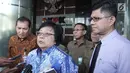 Menteri Lingkungan Hidup dan Kehutanan (LHK) Siti Nurbaya memberikan keterangan seusai melakukan konsultasi di Gedung KPK, Jakarta, Senin (19/2). Kedatangan Siti Nurbaya untuk berkonsultasi mengenai beberapa masalah. (Liputan6.com/Angga Yuniar)