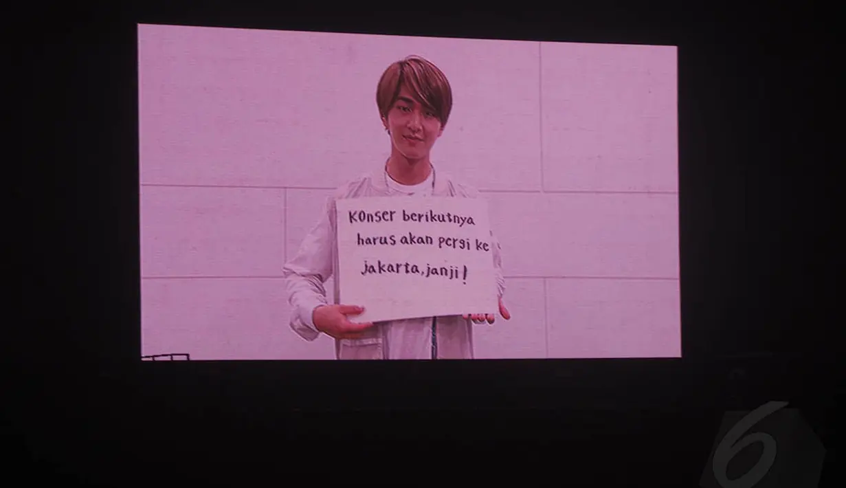 Video Onew menyapa Shawol Indonesia lewat beberapa lembar putih bertuliskan kata-kata dalam bahasa Indonesia, Jakarta, Minggu (22/6/14). (Liputan6.com/Desika Pemita)
