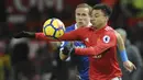 Gelandang Manchester United, Jesse Lingard, berebut bola dengan bek Stoke City, Moritz Bauer, pada laga Premier League di Old Trafford, Senin (15/1/2018). Manchester United menang 3-0 atas Stoke City. (AP/Rui Vieira)