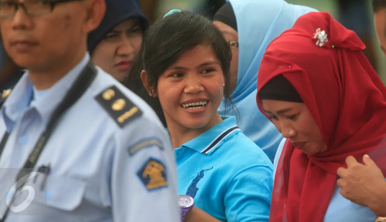 Terpidana narkoba asal Filipina, Mary Jane (tengah) melihat tarian kuda lumping di Lapas Wirogunan,Yogyakarta, Senin (9/11/2015).Komunitas seniman Yogyakarta menggelar aneka kesenian sebagai bentuk kepedulian terhadap penghuni lapas. (Foto:Boy Harjanto)