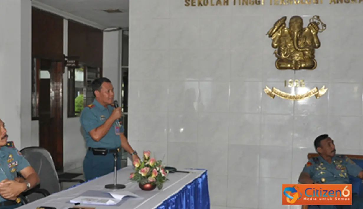 Citizen6, Surabaya: Setelah melakukan sidak ke beberapa satker di STTAL, Dankobangdikal, Laksda TNI Djoko Teguh Wahojo menerima paparan dari Komandan STTAL, Kolonel Laut (E) Drs. Siswo Hadi Sumantri. (Pengirim: Penkobangdikal).