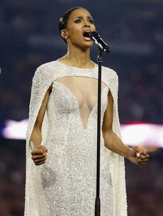 Dapat dilihat memang gaun Ciara sebenarnya hanya selayaknya gaun malam pada umumnya, berkilau dan cantik. Namun kain di bagian atas terlalu tipis sehingga mempelihatkan dengan jelas bagian tubuhnya yang tak pantas dilihat anak-anak. (AFP/Bintang.com)