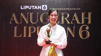 Oktaviani Handojo, VP Brand and Marketing di Hypernet Technologies, terima langsung penghargaan Anugerah Liputan6.
