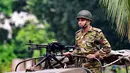 Protes berujung kekerasan pecah di Bangladesh sejak akhir bulan lalu. Demo yang awalnya menuntut diakhirinya aturan kuota kerja bagi keluarga veteran perang, kini meluas meminta PM Hasina mundur. (Munir UZ ZAMAN / AFP)