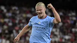 Erling Haaland menjadi pemain keempat yang berhasil mencetak gol dalam laga pertamanya bersama tiga tim berbeda, yaitu RB Salzburg, Borussia Dortmund, dan Manchester City. Catatan tersebut berhasil menyamai rekor dari Fernando Morientes, Javier Saviola, dan Zlatan Ibrahimovic. Pemuda 22 tahun tersebut selalu sukses melakukannya saat debut di Liga Champions. (AFP/Cristina Quicler)