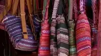 Melancong ke Timor Leste jangan lupa mampir untuk membeli kain tais.