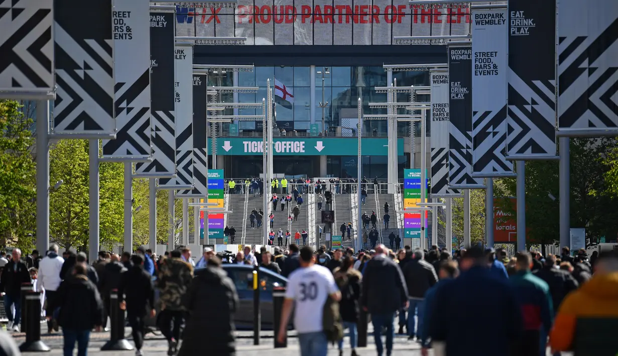 Ribuan penonton berbondong-bondong mendatangi Wembley Stadium untuk melihat klub kesayangan mereka bermain setelah satu tahun lebih sepak bola tanpa penonton di Inggris. (Foto: AFP/Pool/Ben Stansall)