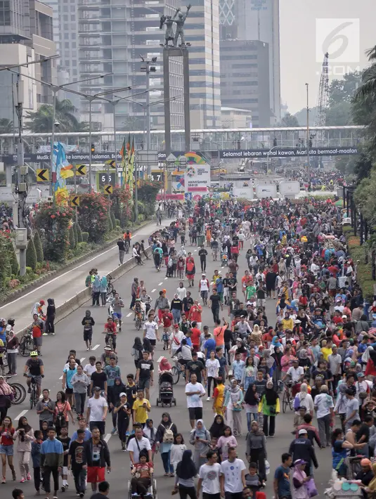 Warga melakukan olahraga santai saat Car Free Day (CFD) di kawasan Sudirman, Jakarta, Minggu (24/6). Selain mereka yang berolahraga, adapula yang datang sekadar untuk berwisata. (Liputan6.com/Faizal Fanani)