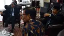 Ketua MPR Zulkifli Hasan (kiri) berbincang dengan Ketua Presidium ICMI Jimly Asshiddiqie di Gedung Nusantara III, Jakarta, Selasa (3/4). Pertemuan tersebut dalam rangka silahturahmi dan mengundang Ketua MPR dalam ICMI. (Liputan6.com/Johan Tallo)