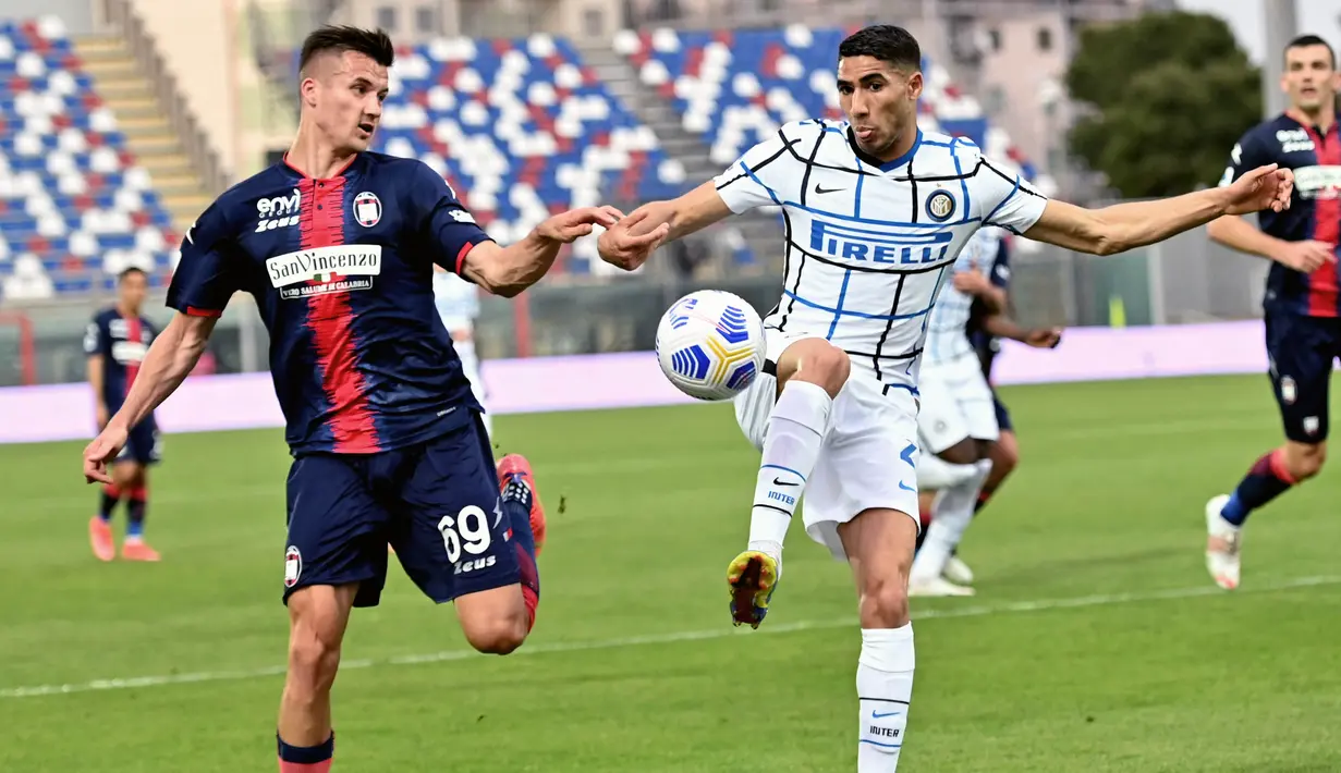 Sampai pertandingan berakhir, tidak ada gol tambahan yang tercipta. Inter Milan pun menyudahi laga dengan kemenangan 2-0. (Foto: AFP/Giovanni Isolino)