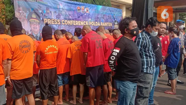 Barisan Tersangka Judi Di Polda Banten. (Kamis, 25/08/2022). (Yandhi Deslatama/Liputan6.com).