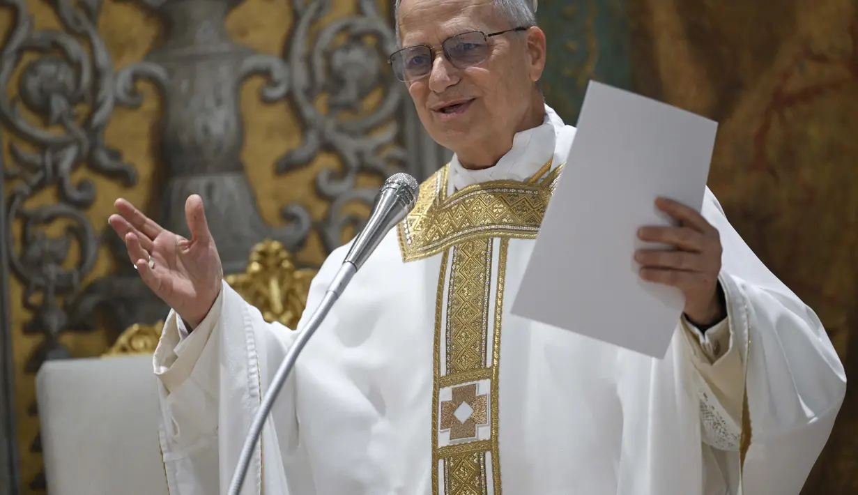 Ia mengungkap harapan dengan teroilihnya dia sebagai Paus bisa membantu Gereja Katolik membawa cahaya bagi malam-malam yang gelap di dunia. (Handout/Vatican Media/AFP)