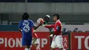 Bambang Pamungkas memberikan bola kepada Haryono saat terjadi pelanggaran pada pada laga Torabika SC 2016 antara Persib Bandung melawan Persija Jakarta di Stadion GBLA, Bandung, Sabtu (16/7/2016). (Bola.com/Nicklas Hanoatubun)