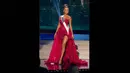 Miss Ukraina 2014, Diana Harkusha berpose dengan memperagakan gaun malamnya saat kompetisi ajang Miss Universe 2014 di Miami, Florida, Rabu (21/1/2015). (REUTERS/Miss Universe Organization)