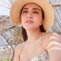 Di momen liburannya ini, wanita kelahiran 23 Juni 1987 ini kerap mengenakan topi untuk menghalau matahari terik. Hal ini karena Shandy kerap pergi ke tempat-tempat yang terbuka. (Liputan6.com/IG/shandyaulia)