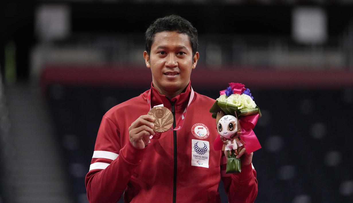 Fredy Setiawan menambah koleksi medali Indonesia di Paralimpiade Tokyo 2020. Atlet Indonesia itu mempersembahkan medali perunggu dari cabang olahraga para bulutangkis nomor tunggal putra kategori SL4. (Foto: AP/Kiichiro Sato)