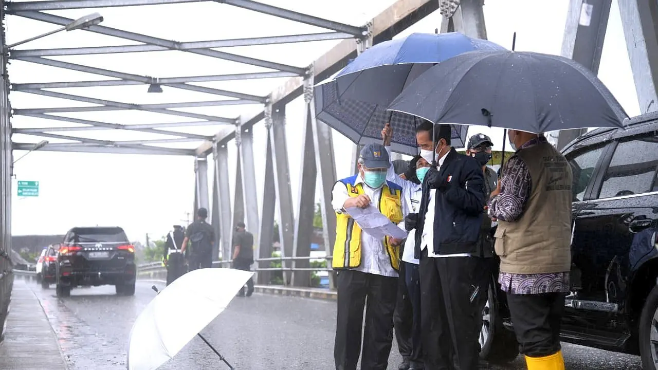 Presiden Joko Widodo pada Senin (18/1/2022) meninjau lokasi terdampak bencana banjir di Kabupaten Banjar, Kalimantan Selatan (Kalsel). (Dok Kementerian PUPR)