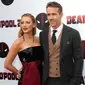 Pemeran utama film Deadpool, Ryan Reynolds menggandeng istrinya Blake Lively saat menghadiri pemutaran khusus "Deadpool 2" di AMC Loews Lincoln Square, New York (14/5). (Brent N. Clarke / Invision / AP)